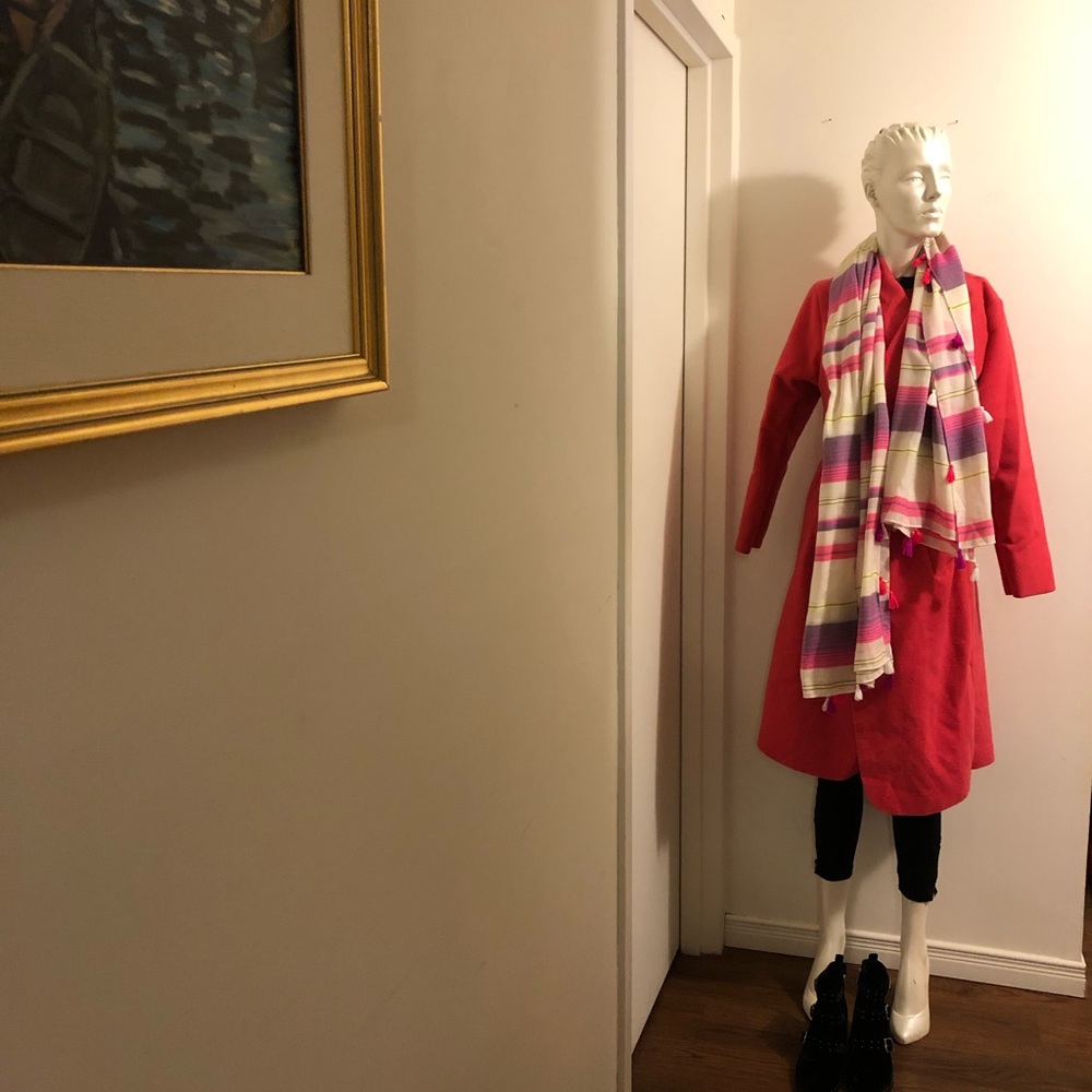 Nice coat to sale feat is very cool
